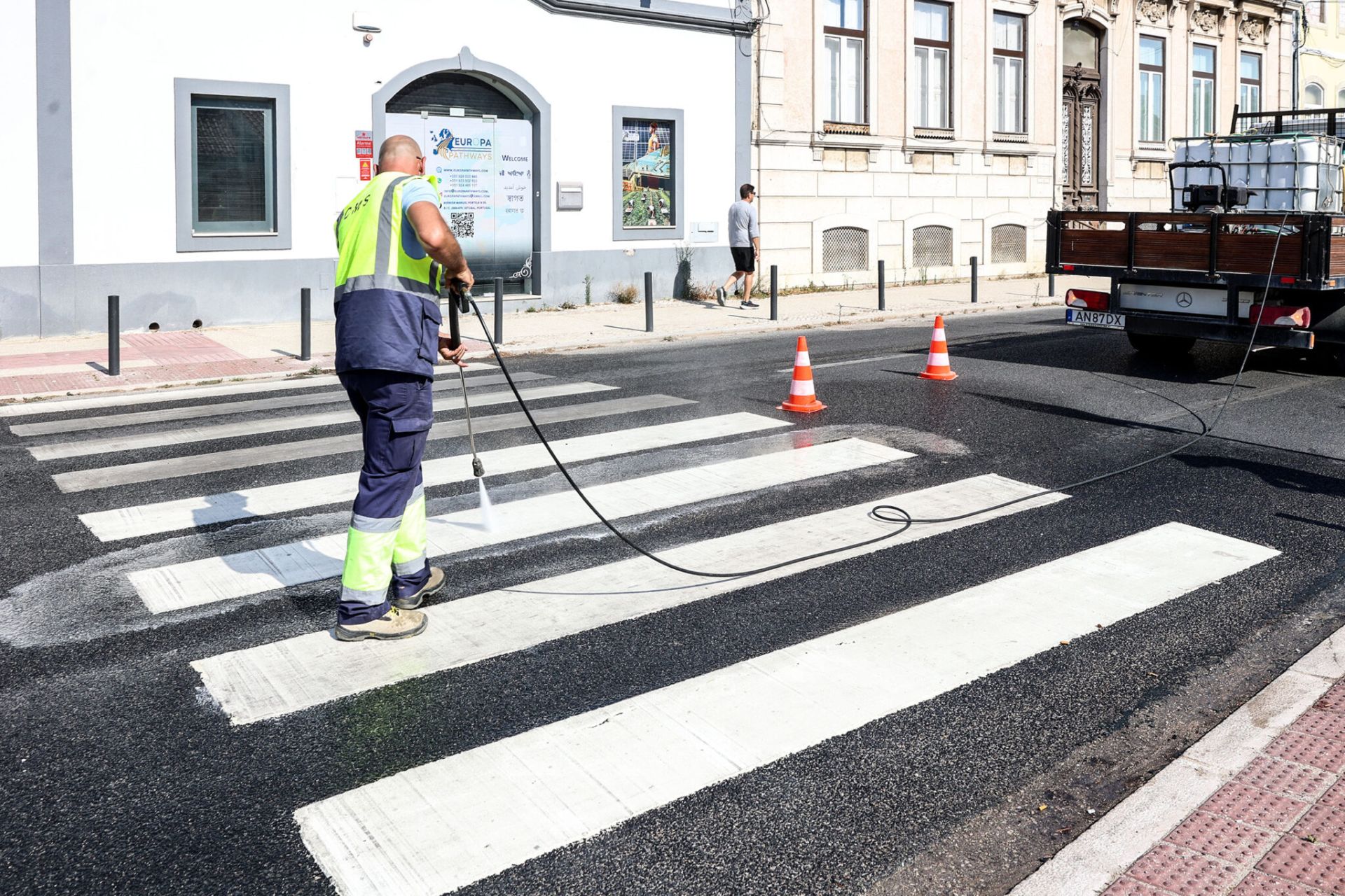 Autarquia deu início à repintura e lavagem de passadeiras na cidade